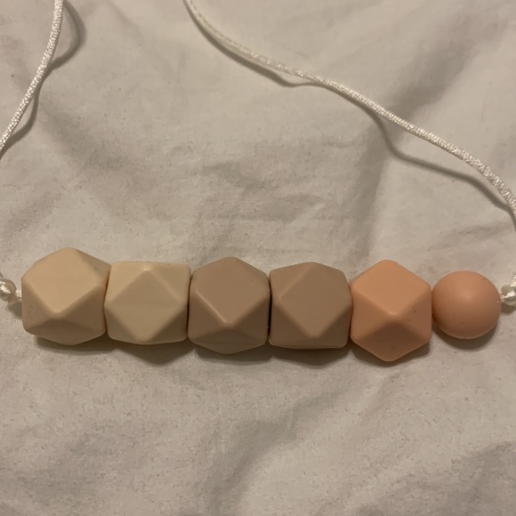 Silicone nursing necklace - Picture 3 of 3